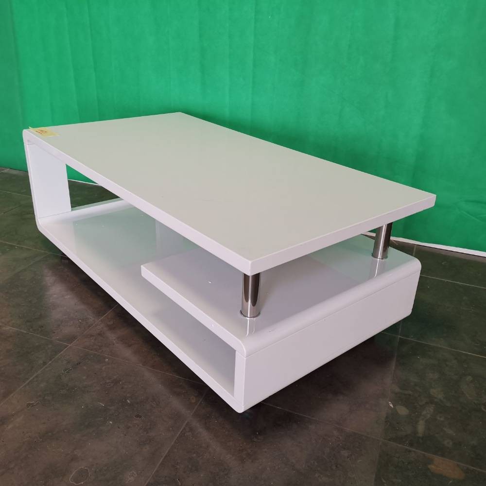 Table basse bois laqué blanc sur roulettes